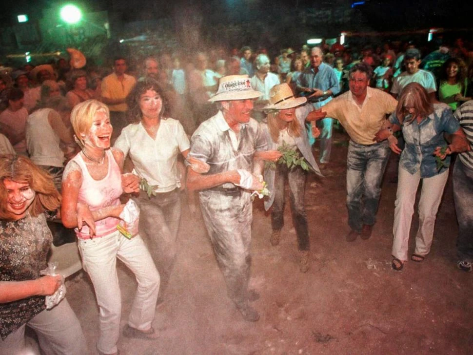 EN UNA FIESTA CHAYERA. Carlos Menem fue sinónimo de diversión.