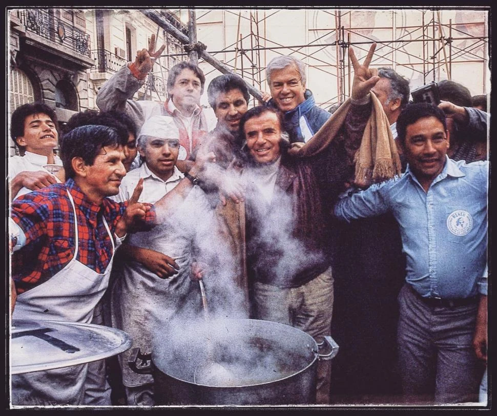 ÑOQUIS DEL 29. Una foto de Carlos Saúl Menem rodeado de simpatizantes durante la campaña presidencial de 1989, tomada por Tony Valdez. gentileza tony valdez