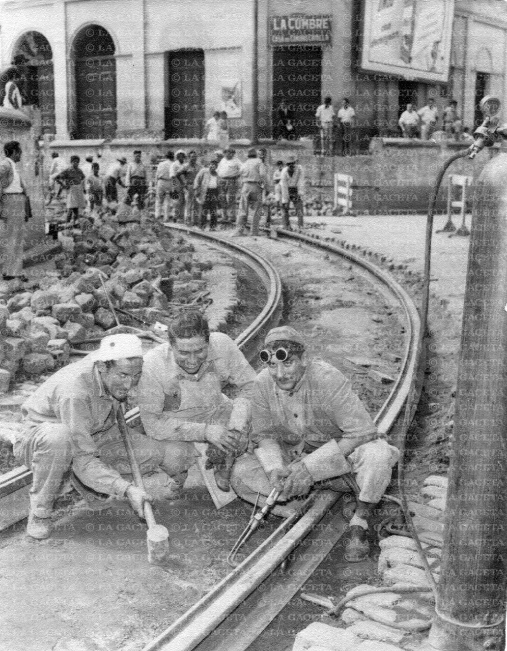 Recuerdos fotográficos: Los arreglos de la red de los tranvías, en 1957