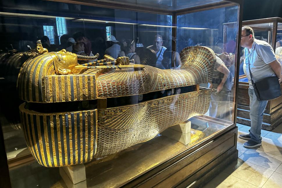CON TODO SU ESPLENDOR. Turistas observan el sarcófago del faraón Tutankamón en El Cairo, el 11 de junio de 2025.