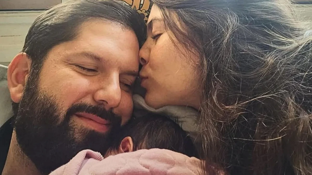 Gabriel Boric y Paula Carrasco se convirtieron en padres de Violeta