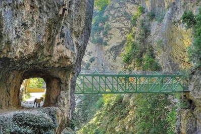 ¿Dónde hacer senderismo en España este verano? Estas 5 rutas te sorprenderán