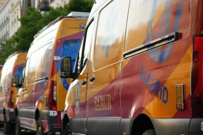 Orinó en un banco donde dormía una indigente y acabó apuñalada