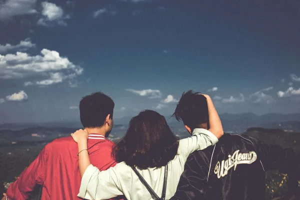 Tener amigos de verdad hace a la felicidad, según un especialista de Harvard
