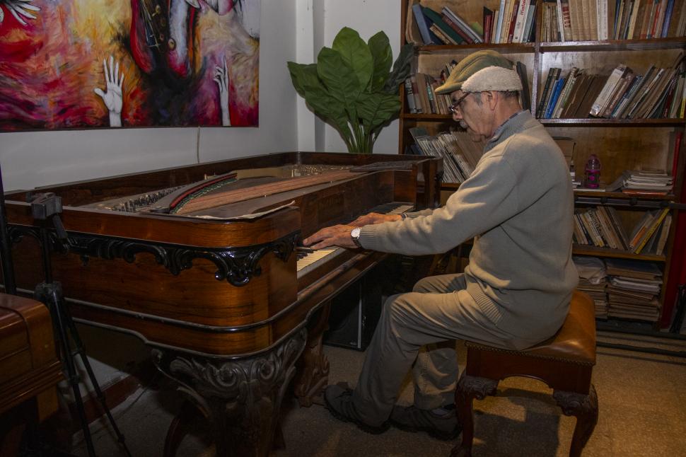 EN PRIVADO. Oscar Ledesma sólo toca “de atrevido”, para comprobar cómo quedó su trabajo.
