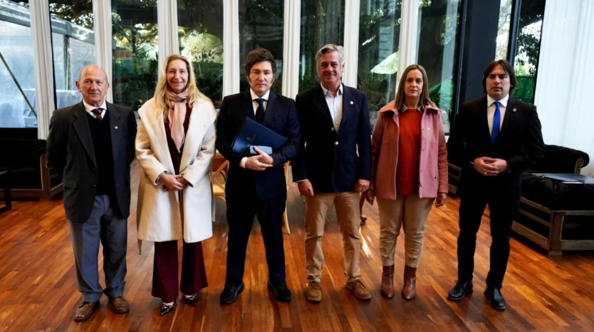 Milei se reunió con la Mesa de Enlace en La Rural y se retiró sin hacer declaraciones