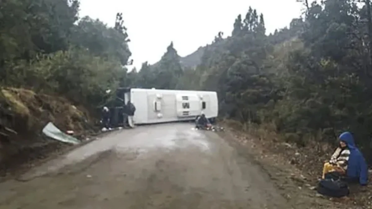 Grave accidente en Neuquén: volcó un micro con 44 turistas rumbo a Villa Traful y hay 20 heridos