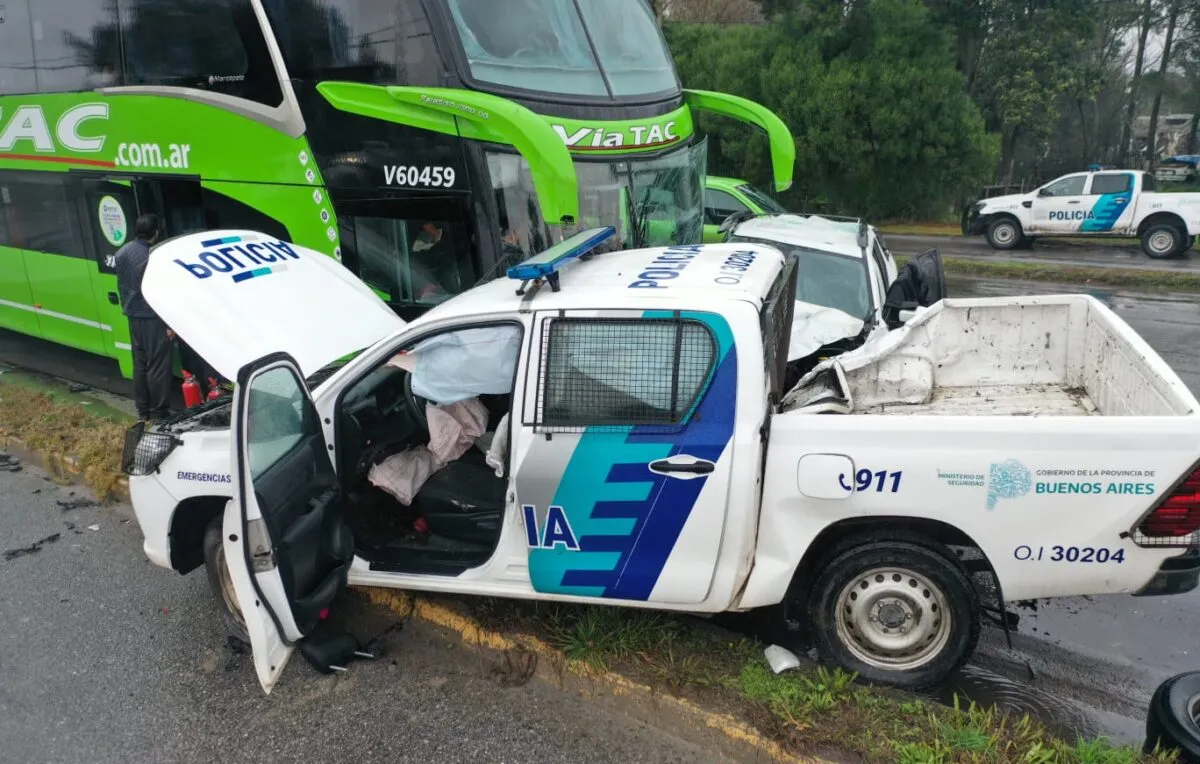 Un paciente psiquiátrico robó un patrullero, manejó a contramano y chocó con un micro de larga distancia