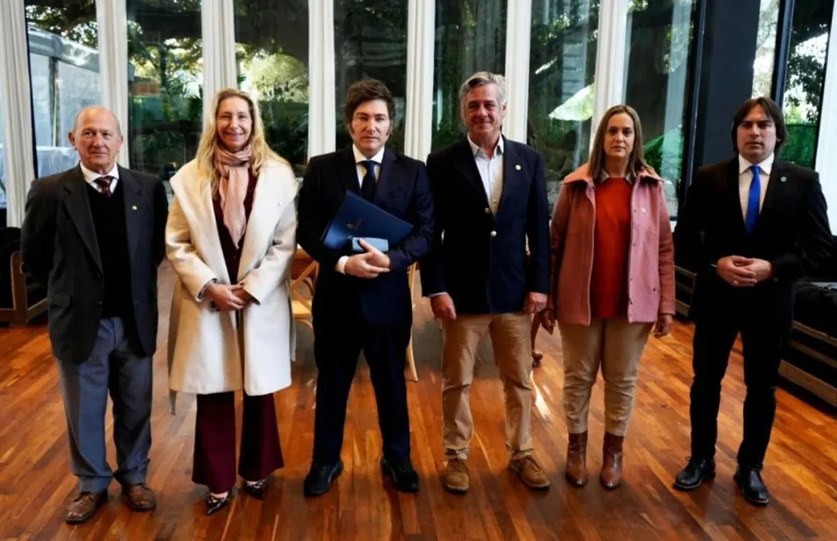 EN BUENOS TÉRMINOS. Karina y Javier Milei charlaron durante dos horas con los líderes de las distintas entidades del campo en la sede de la Rural.