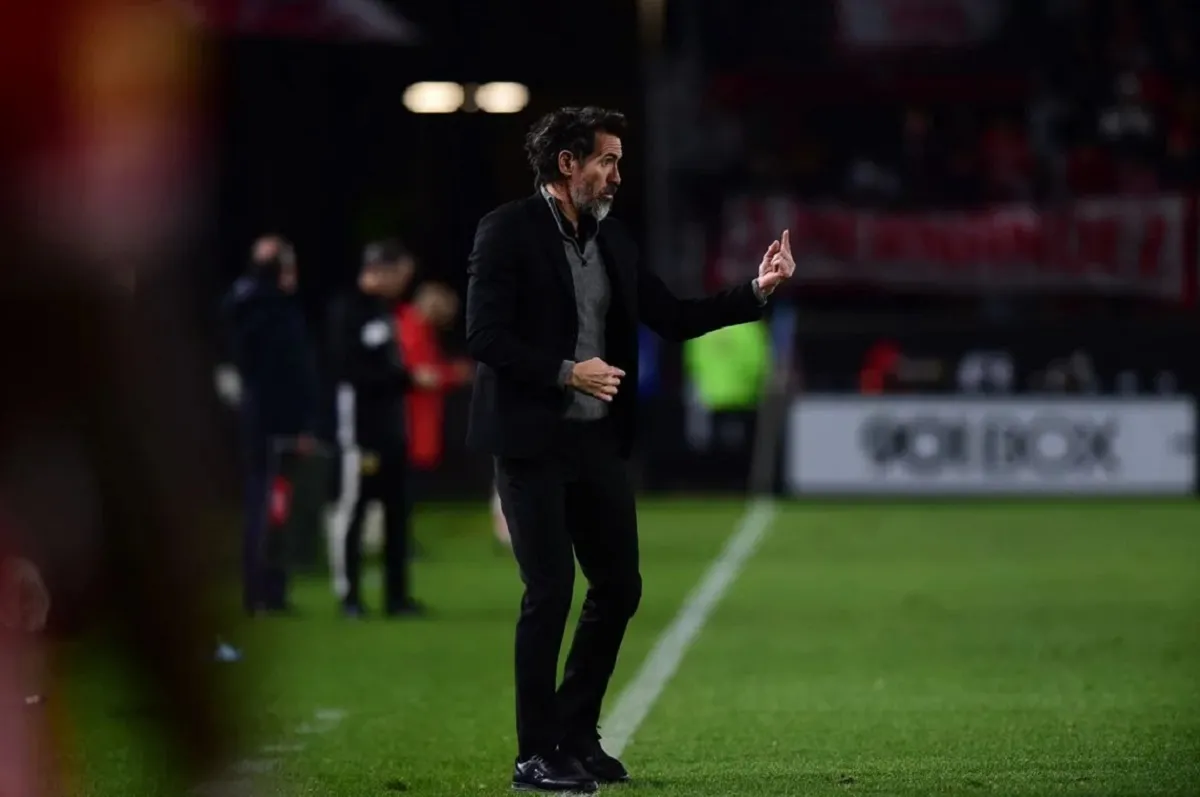 Eduardo Domínguez se mostró fastidioso en conferencia de prensa y lanzó una insólita comparación