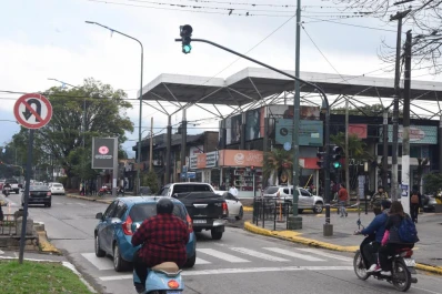 Un semáforo que cambió el paisaje urbano en Yerba Buena