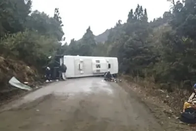 Grave accidente en Neuquén: volcó un micro con 44 turistas rumbo a Villa Traful y hay 20 heridos