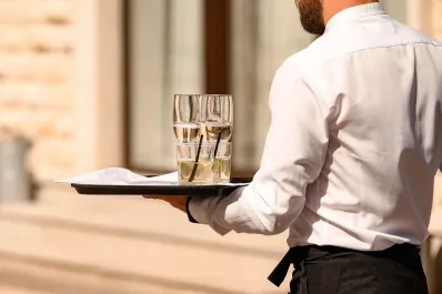 Se buscan 20 camareros para hoteles de lujo en la Costa del Sol: contrato con posibilidad de estabilidad