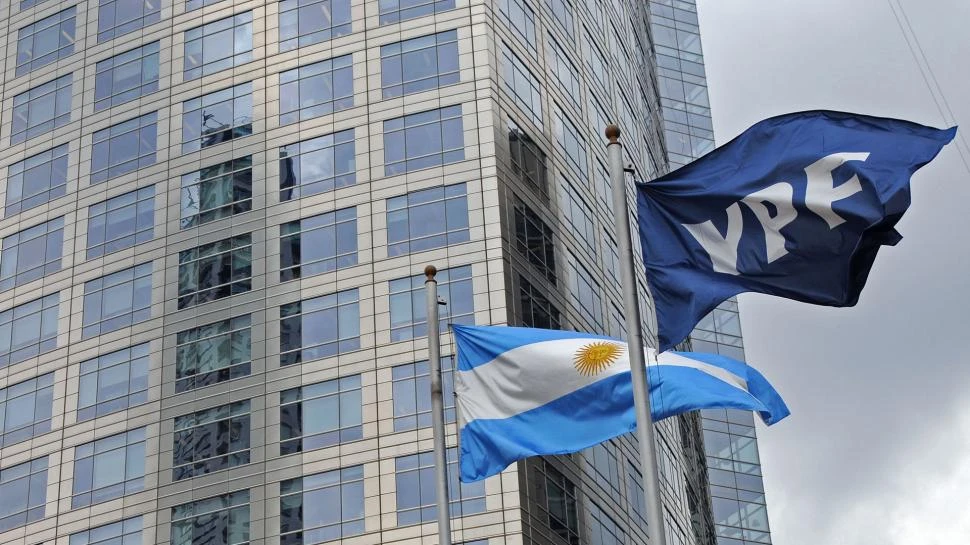 DE BANDERA. La petrolera nacional enfrenta un duro planteo judicial.