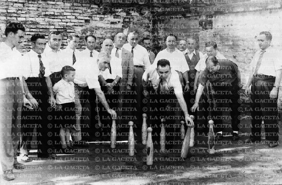 Recuerdos fotográficos: jugando con bolos asturianos