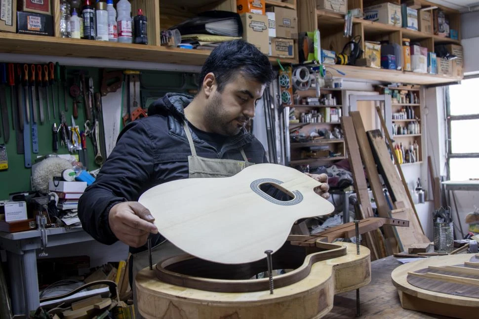 TÉCNICO LUTHIER. Daniel Ledesma estudia en la Facultad de Artes.
