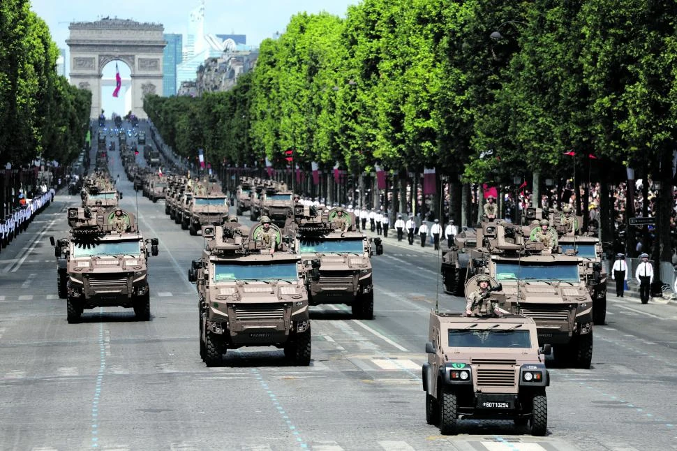 BLINDADOS. Vehículos y soldados marcharon por la avenida más emblemática de París, en el Día de la Bastilla.