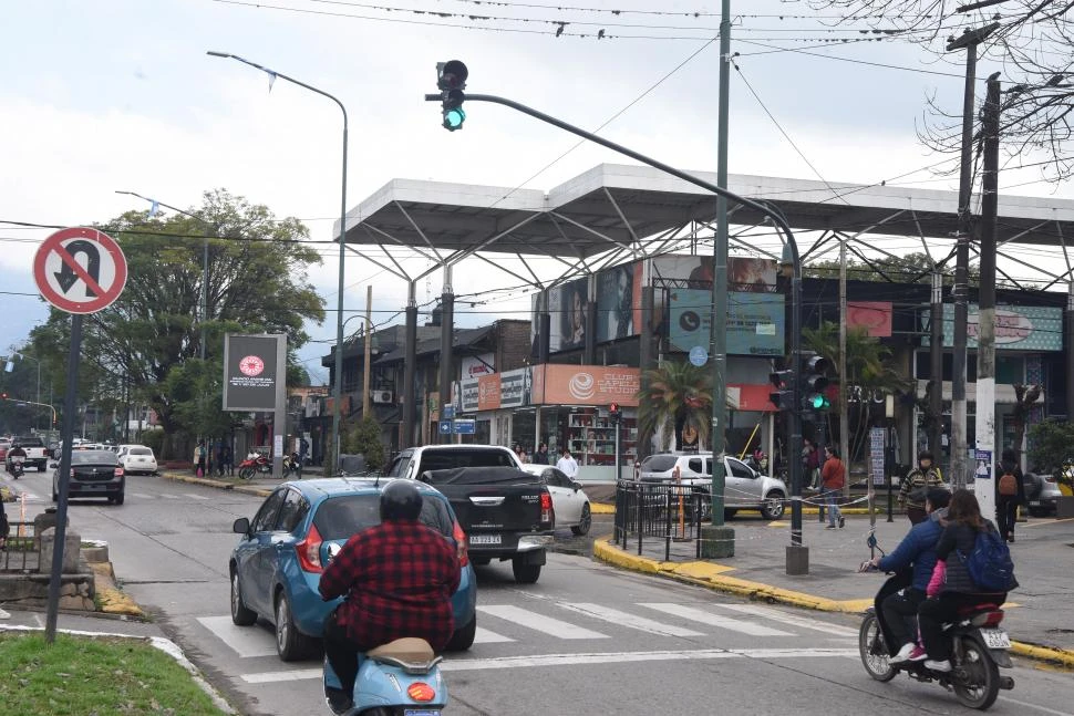 NUEVO SEMÁFORO. La implementación responde a varios pedidos de los vecinos, según De la Orden, secretario de Gobierno de Yerba Buena. 