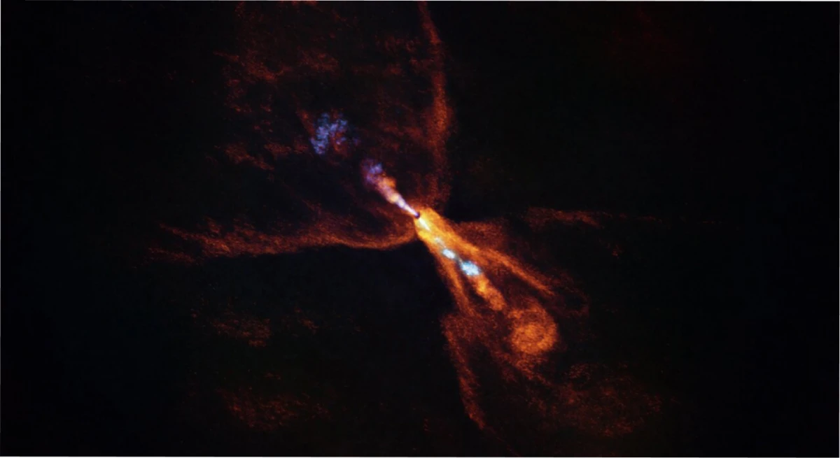 En la imagen HOPS-315, una estrella joven donde los astrónomos han observado evidencia de las primeras etapas de la formación planetaria.