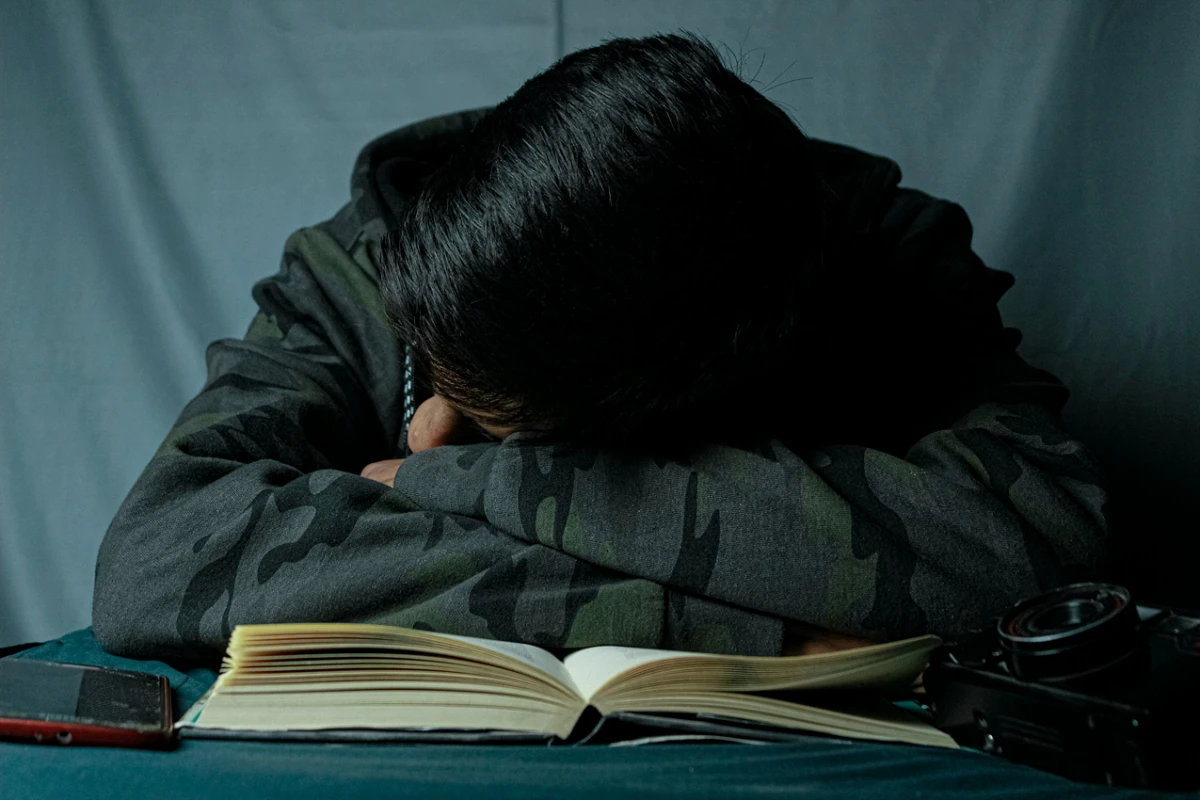 INACTIVIDAD. “El descanso se vive como pérdida de tiempo. Y, cuando te lo tomás, aparece la culpa”, dice una de las estudiantes consultadas para esta producción. / UNSPLASH