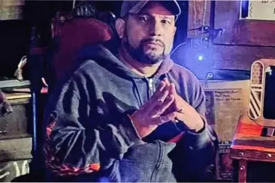 Misteriosa muerte del influencer que cuidaba de la muñeca Annabelle: qué se sabe hasta ahora