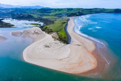 Oyambre, la joya escondida de Cantabria: dos kilómetros de arena dorada entre montes verdes y marismas