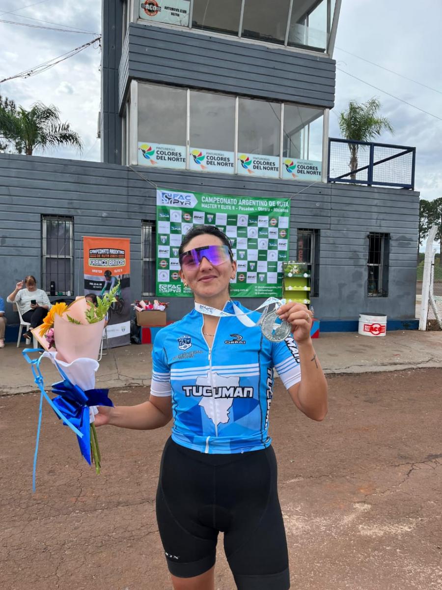 Sin rivales, sin sponsors y con una bici prestada: así llegó al podio nacional una ciclista tucumana