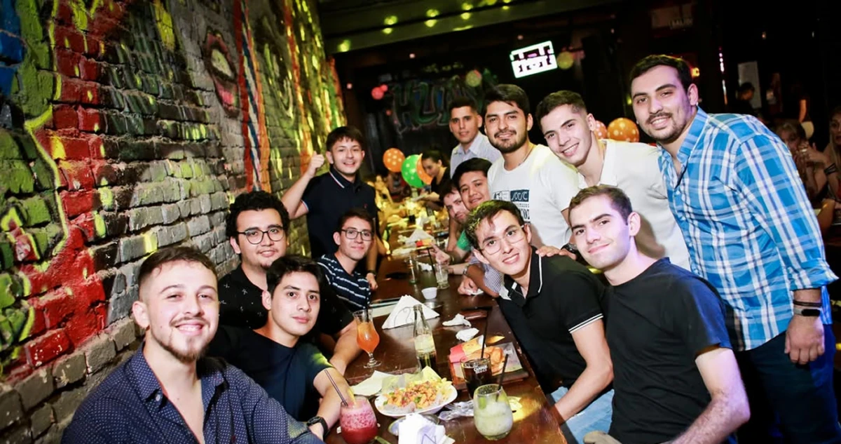 JUNTADA CON BIRRA. Las cervecerías tucumanas prepararon promociones especiales para compartir entre amigos todo el fin de semana.