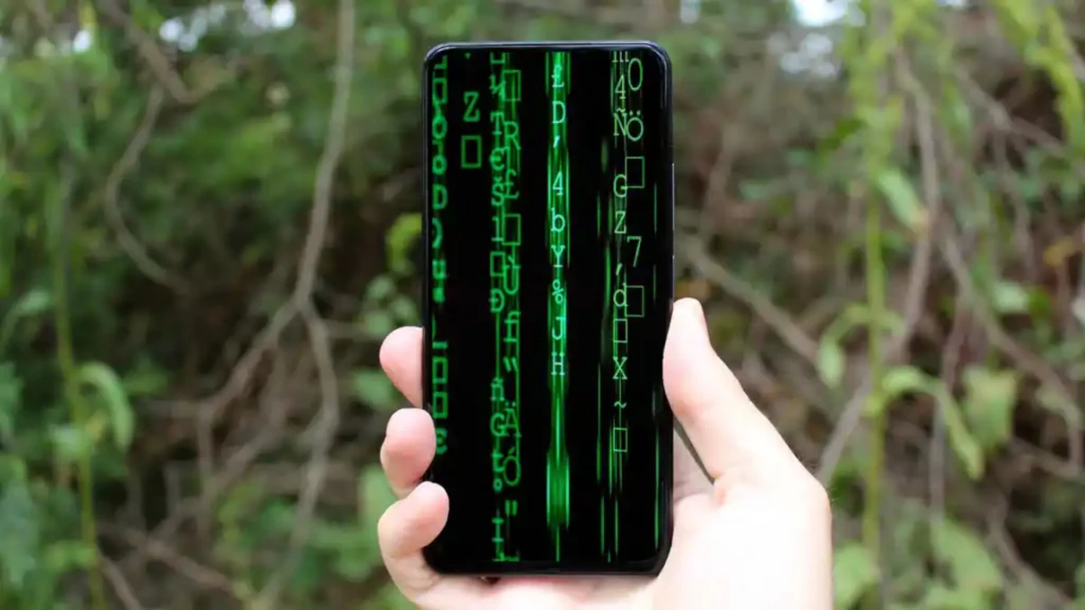 Si ves esto en tu móvil mientras estás de vacaciones, te lo están hackeando: señales de alerta y qué hacer