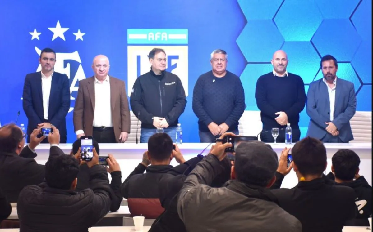 Lanús-Rosario Central: el puntapié inicial para que el fútbol se vuelva a jugar con dos hinchadas