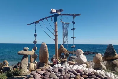 El rincón mágico de piedras que un jubilado construyó en una playa de Almería