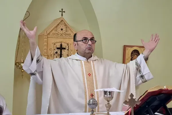 El sacerdote argentino Gabriel Romanelli fue herido en un bombardeo de Israel en Gaza