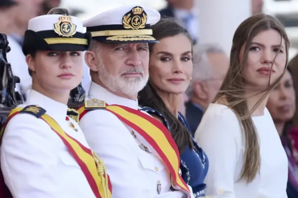 La infanta Sofía rompe el protocolo en un acto oficial y la reina Letizia la corrige con un gesto sutil