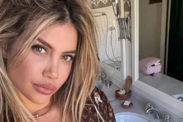 Wanda Nara publicó una foto con alguien en la cama: ¿quién es?