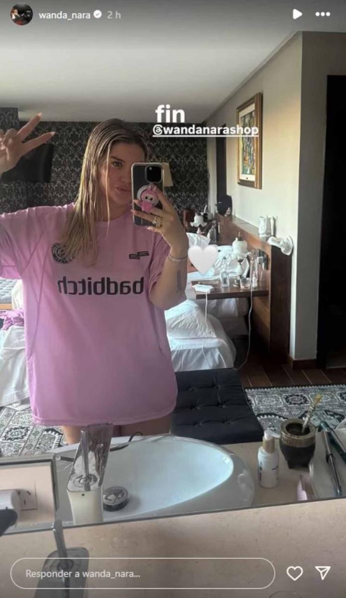Wanda Nara publicó una foto con alguien en la cama: ¿quién es?