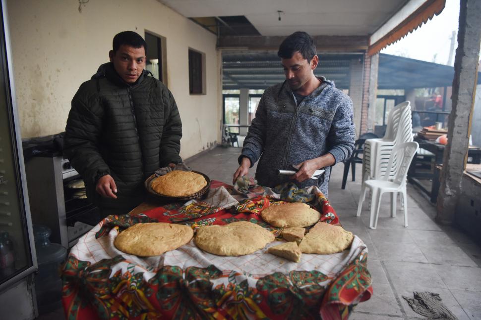 Los jóvenes sirven los panes.