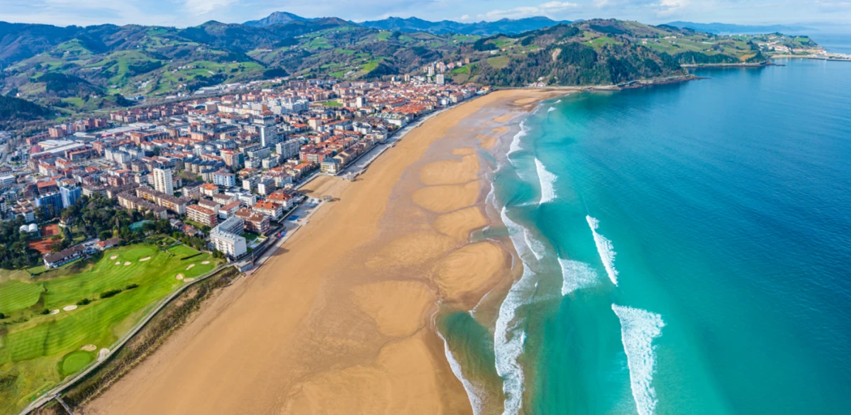 Zarautz será el primer municipio de Euskadi en multar por fumar en la playa: ¿cuándo entra en vigor y cuánto costará la sanción?