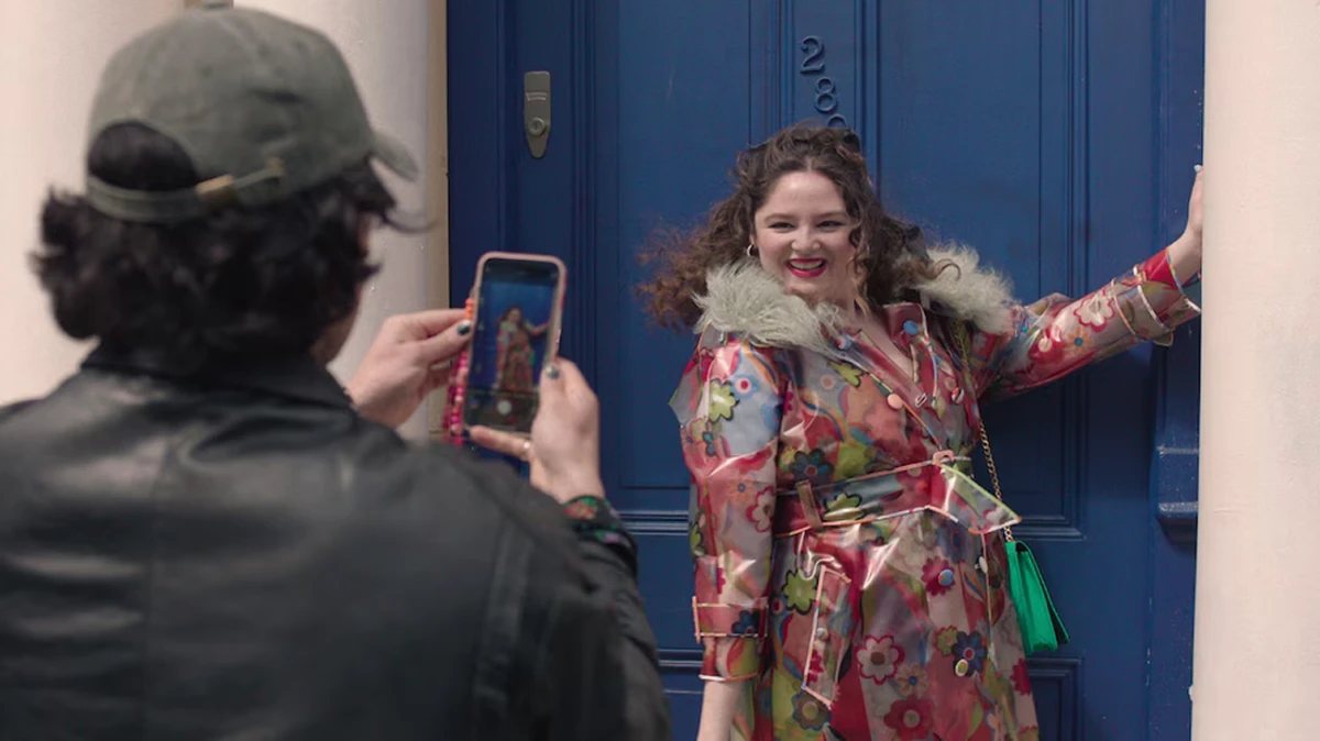 RETRATO MILLENIAL EN UNA SERIE. La sátira de Too much explora cómo las comedias románticas moldean las expectativas sobre el amor y la vida. / NETFLIX