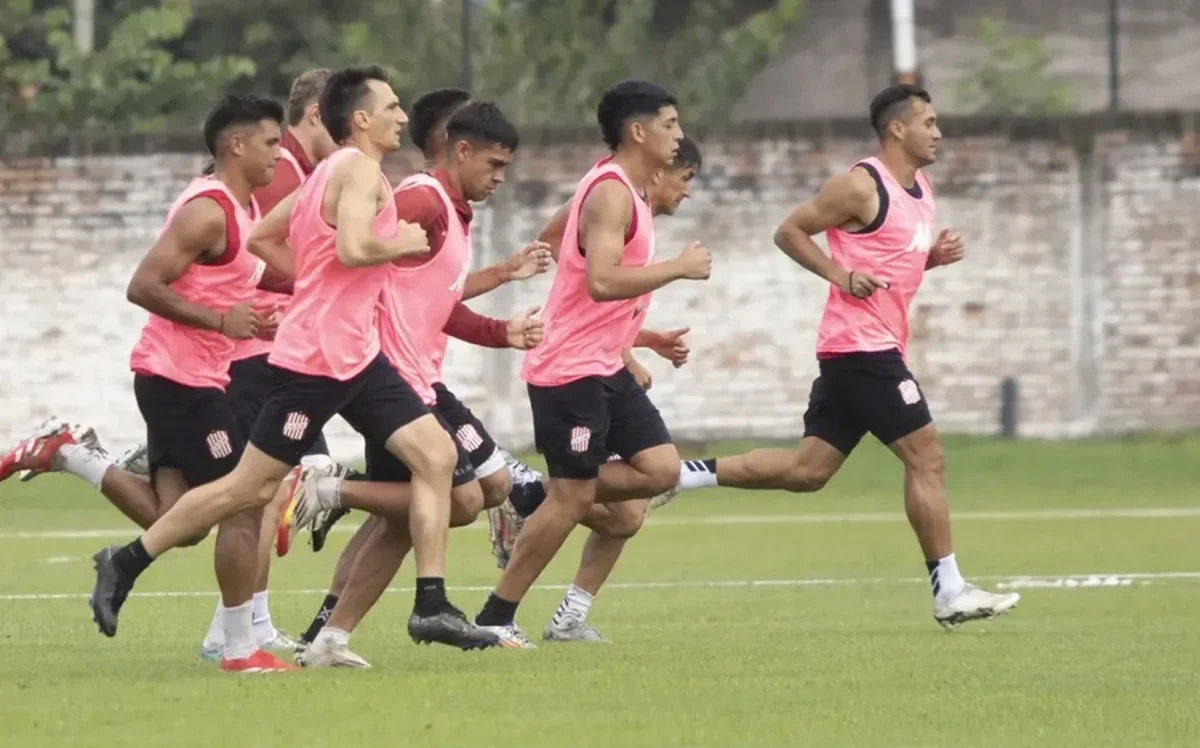 TRABAJO. El plantel se entrena pensando en el primer objetivo: el duelo del viernes contra Gimnasia y Tiro de Salta.