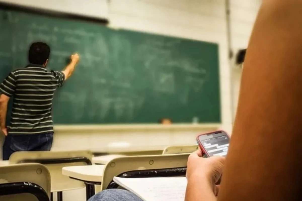 Dos provincias prohibirán el uso de celulares en las aulas tras el receso invernal