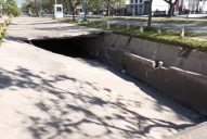 Un año de abandono y mucho peligro: colapsó una losa en el canal pluvial de avenida Roca