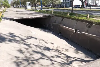 Un año de abandono y mucho peligro: colapsó una losa en el canal pluvial de avenida Roca