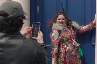 Too much, otra serie de Lena Dunham, lleva diversión y sinceridad a Netflix