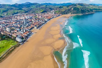 Zarautz será el primer municipio de Euskadi en multar por fumar en la playa: ¿cuándo entra en vigor y cuánto costará la sanción?
