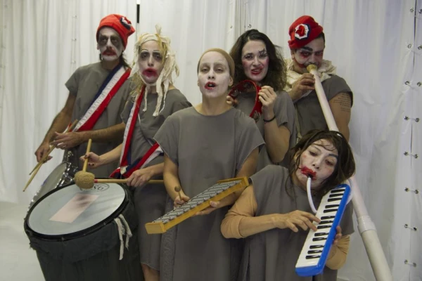 Teatro: “Marat/Sade” confronta a dos pilares del pensamiento