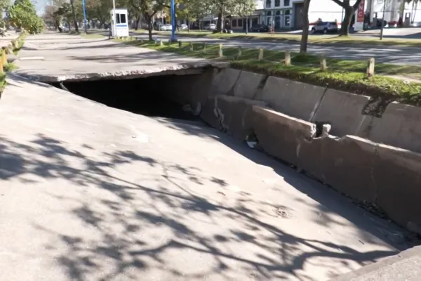 Un año de abandono y mucho peligro: colapsó una losa en el canal pluvial de avenida Roca