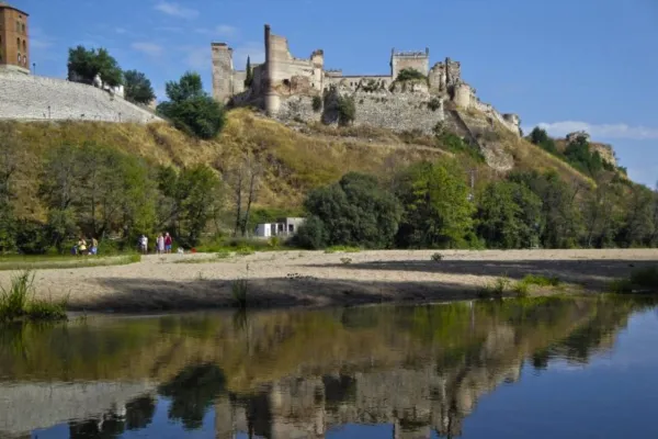 La playa natural de Toledo que enamora por su entorno y su castillo milenario