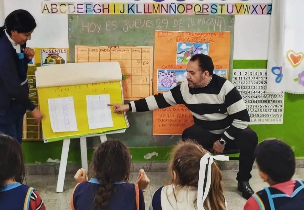 EN CLASE. Carlos Carrió es docente de ciencias y enseña educación ambiental con un enfoque vivencial y afectivo, dentro y fuera del aula.