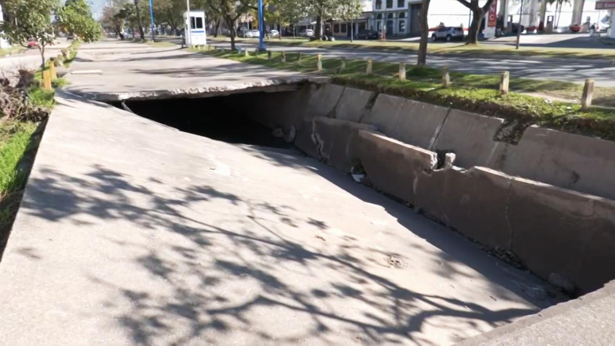 Un año de abandono y mucho peligro: colapsó una losa en el canal pluvial de avenida Roca
