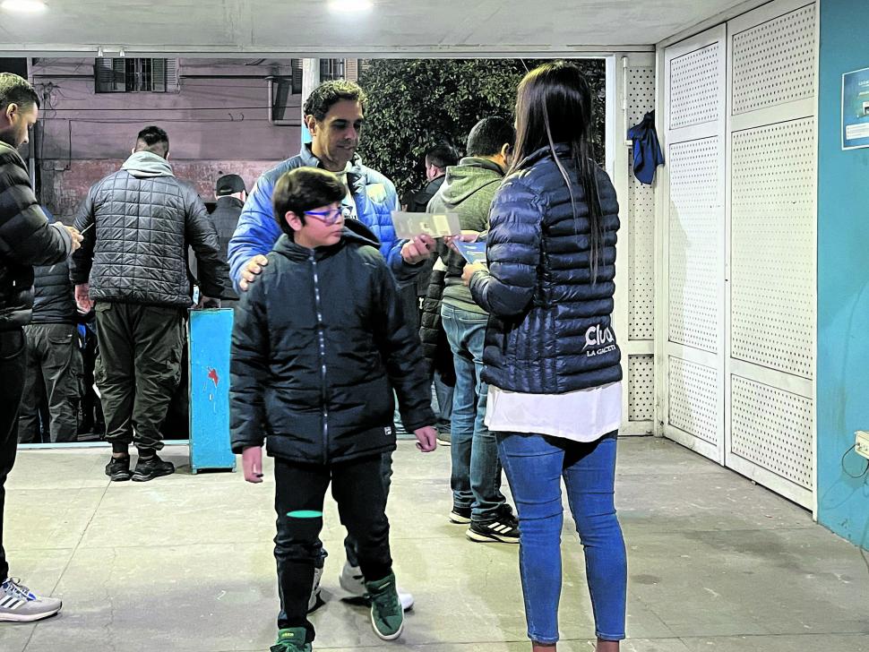GRAN INTERÉS. Promotoras de LA GACETA, junto a socios decanos.